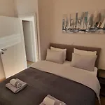 Robinson House Duje