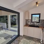 Robinson House Duje *