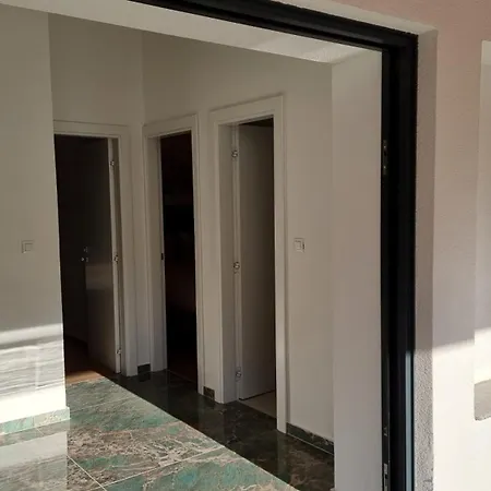 Robinson House Duje *