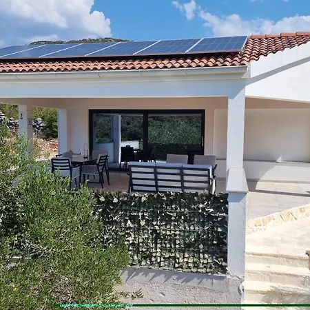 Robinson House Duje