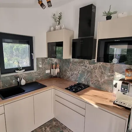 Robinson House Duje *