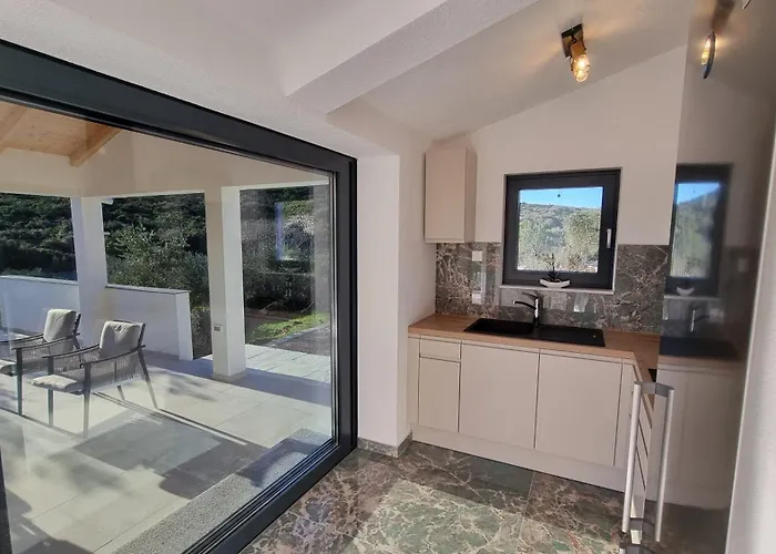 Robinson House Duje *