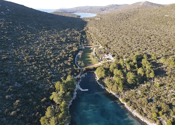 Robinson House Duje Дом отдыха *