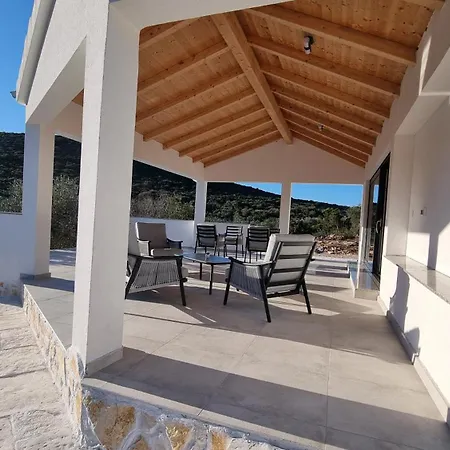 Robinson House Duje *