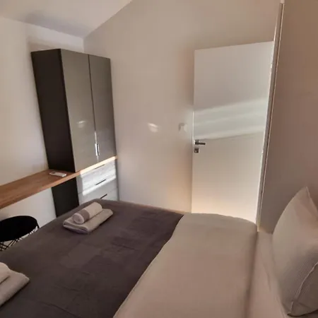 Robinson House Duje Semesterbostad *