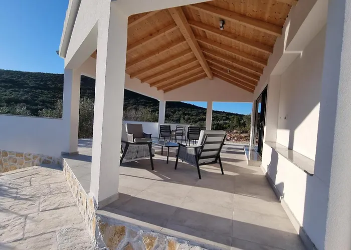 Robinson House Duje *