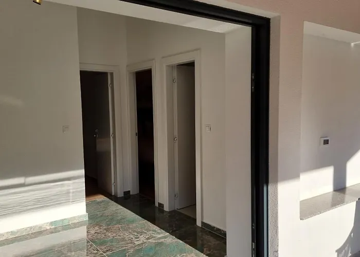 Robinson House Duje *